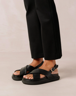 Marshmallow Total Black Cris Cross Sandals