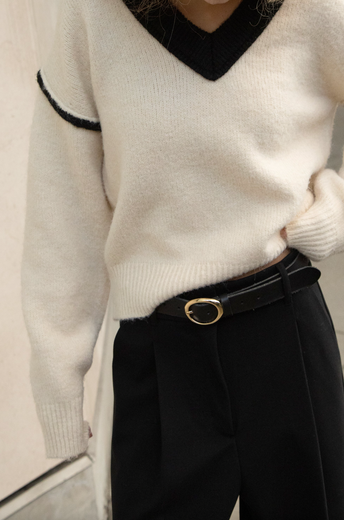 Cropped V-Neck Contrast Sweater